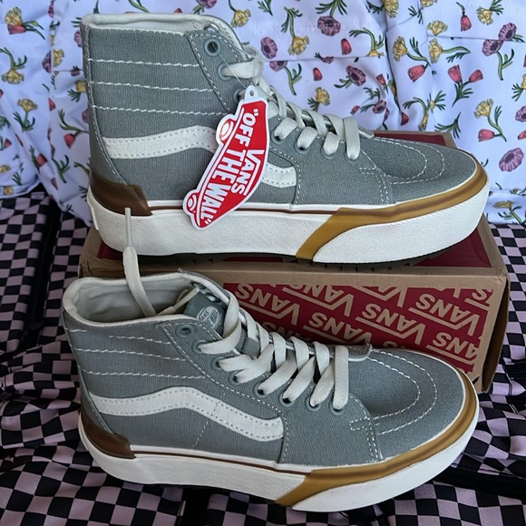 Vans WMNS Sk8-Hi Tapered
Canvas Green Milieu
VN0005U2VV2
Platforms Sneakers - Picture 2 of 16